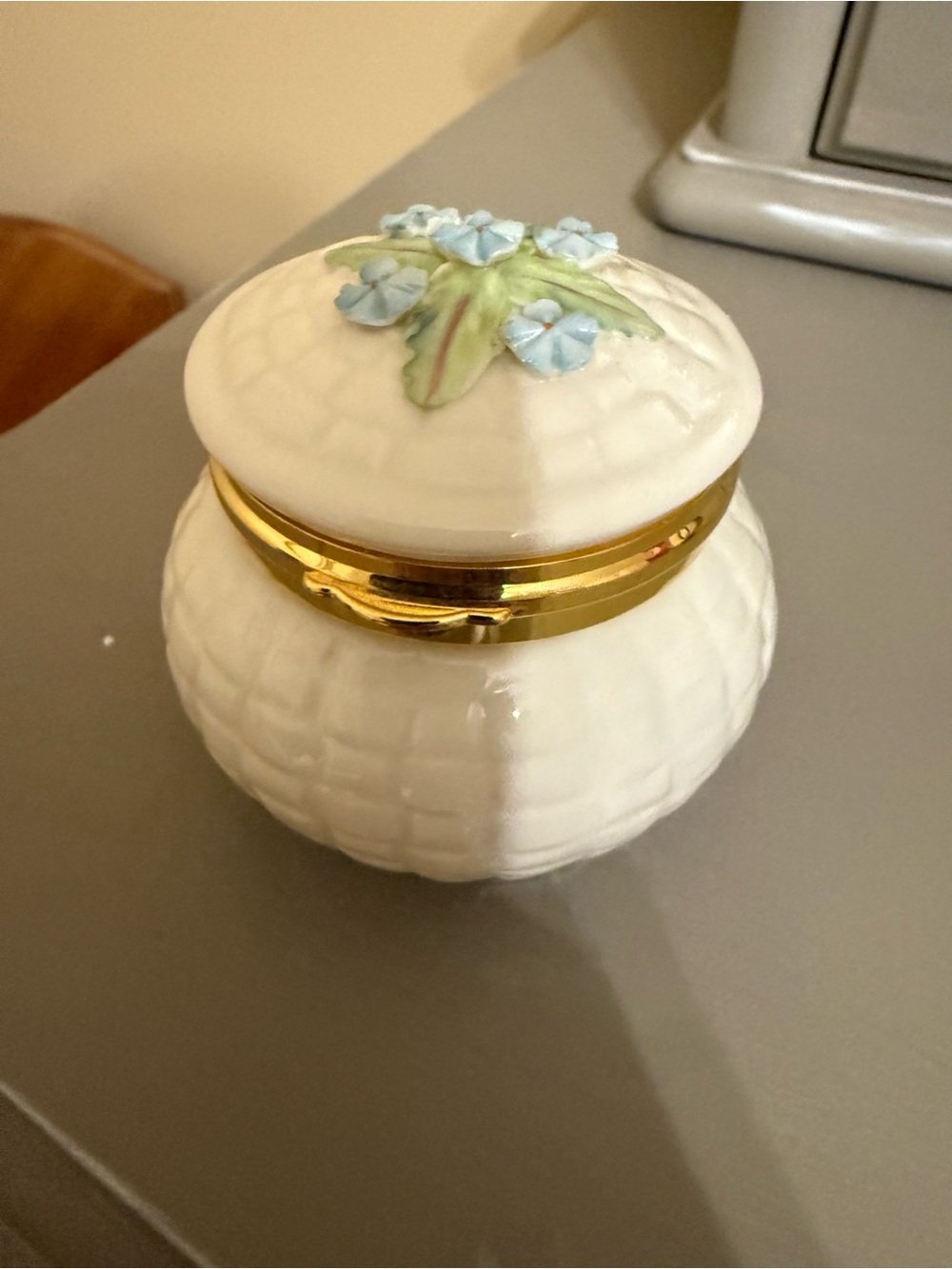 Belleek Flowers of the Month April Hinged Trinket Box Ireland NWOB